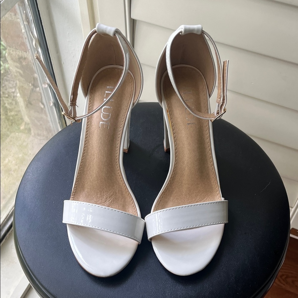 4/$25 SALE NWOT ILLUDE Patent Leather White Heeled Sandals Women’s Size 7 1/2